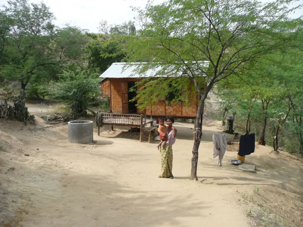 Eine der neu gebauten Hütten mit Wasserbehälter Eine der neu gebauten Hütten mit Wasserbehälter