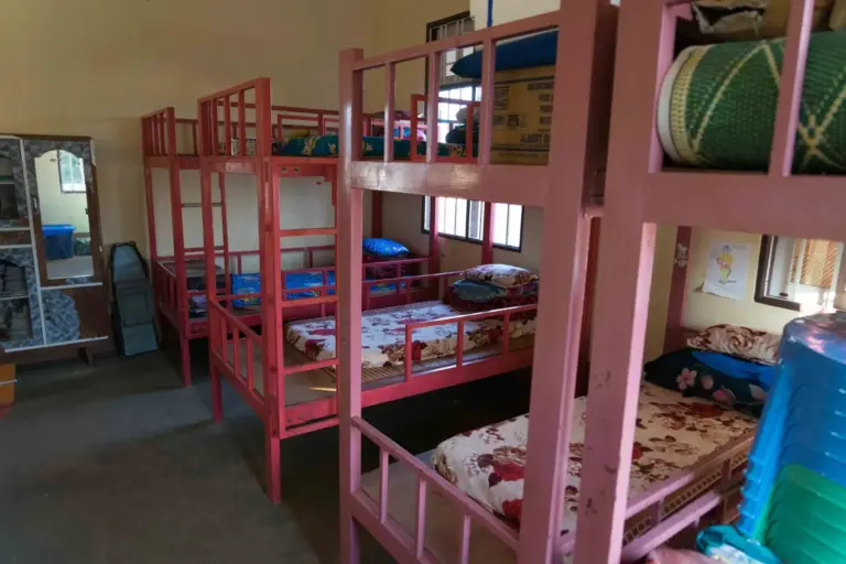 Schlafraum mit rosa Stockbetten im Kinderheim.