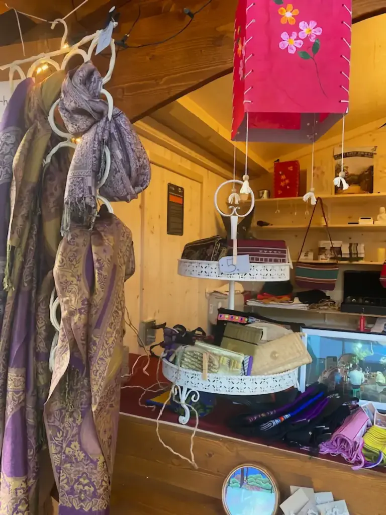 Schals und Laternen aus Myanmar hängen in der Weihnachtsmarkthütte.
