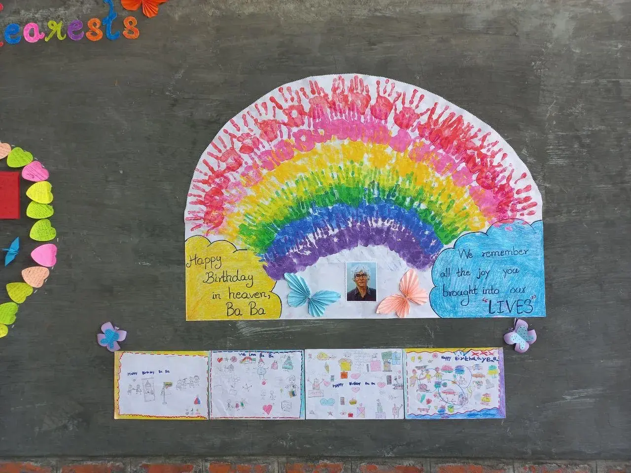 Selbstgemalter Regenbogen und Kinderbilder zum Gedenken an Eric Trutwein.