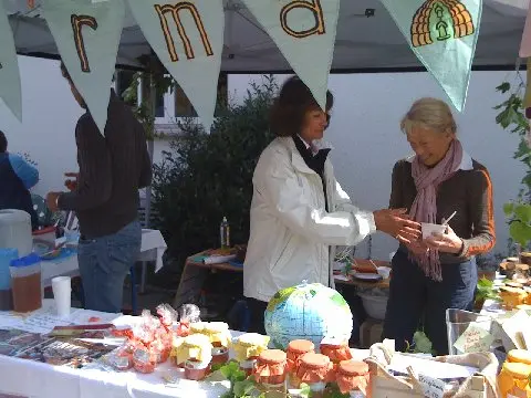 Zwei Frauen im Gespräch am Verkaufstisch des Vereins auf dem Herbstmarkt 2009.