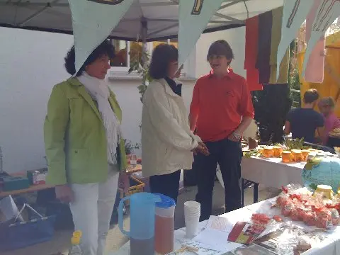 Helferinnen am Stand unter der Wimpelkette auf dem Herbstmarkt Staig 2009.