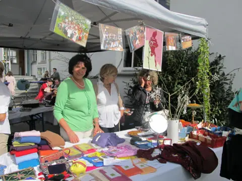 Zwei Frauen hinter dem Verkaufstisch mit Textilien am Herbstmarktstand 2011.