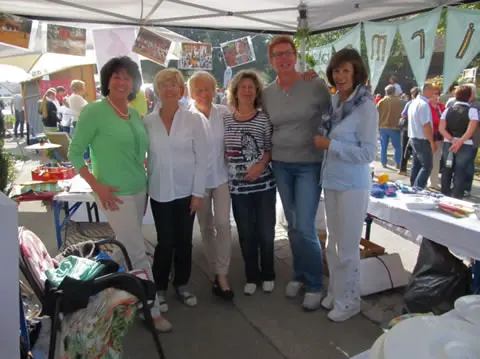 Gruppe von Vereinsmitgliedern vor dem Stand auf dem Herbstmarkt Staig 2011.