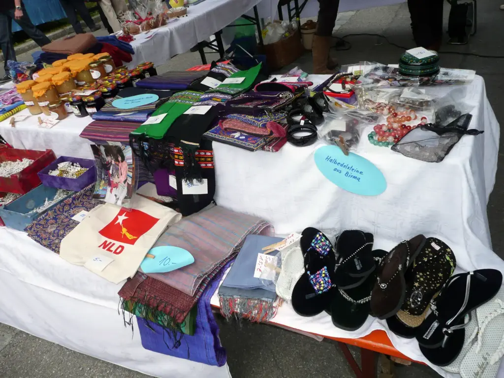 Tisch mit Taschen, Schals und bestickten Hausschuhen aus Myanmar am Herbstmarktstand 2013.