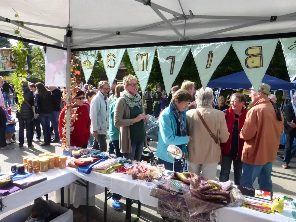 Viele Besucherinnen und Besucher am Vereinsstand auf dem Herbstmarkt Staig 2013.
