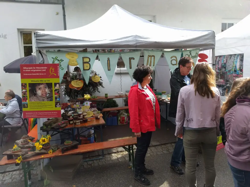 Vereinsstand unter einem weißen Pavillon auf dem Herbstmarkt Staig 2017 mit Besuchern.