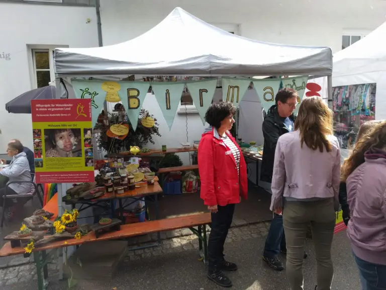 Vereinsstand unter einem weißen Pavillon auf dem Herbstmarkt Staig 2017 mit Besuchern.