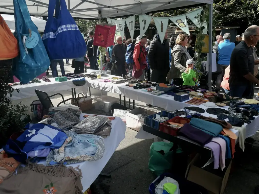Verkaufstische mit Taschen und Textilien am Herbstmarktstand 2019.