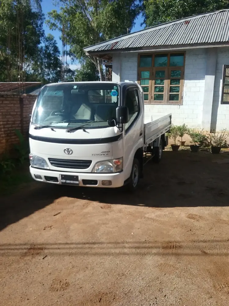 Der neue weiße Kleinlastwagen für das Waisenhaus in Pyin Oo Lwin vor einem Gebäude.