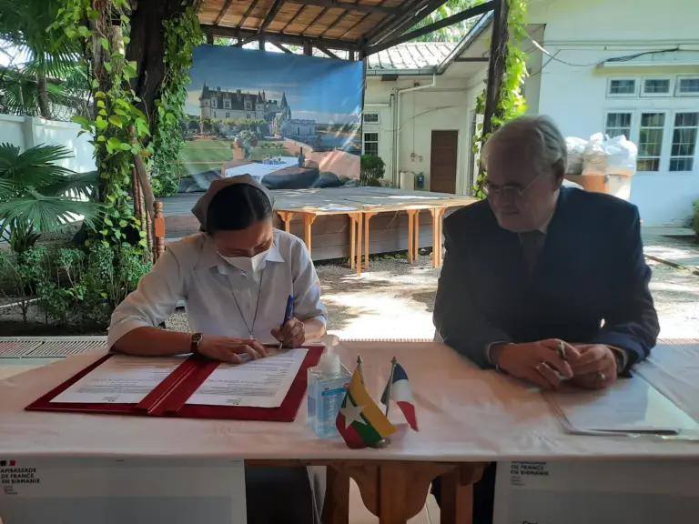 Unterzeichnung der Übergabeurkunde für die Maskenspende im Institut Français in Yangon.