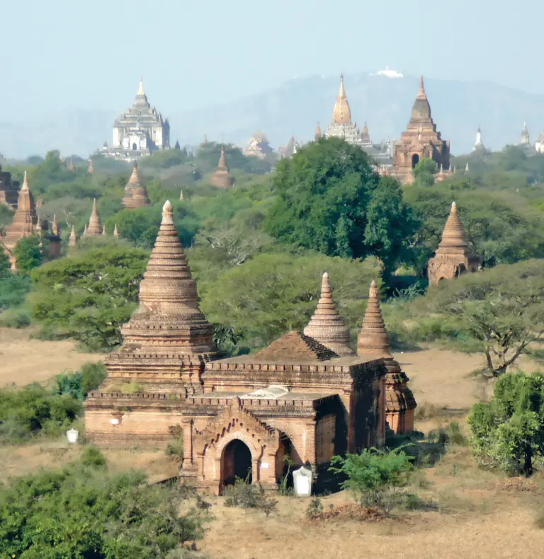 Zahlreiche Tempel und Pagoden aus rotem Backstein ragen aus dem Grün der Ebene von Bagan.