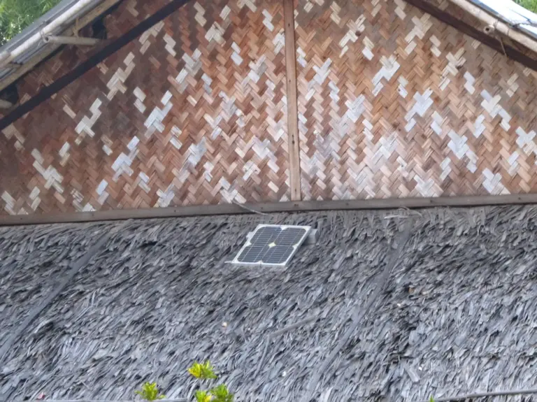 Diese Huette wurde mit einem Solarmodul für Licht ausgestattet