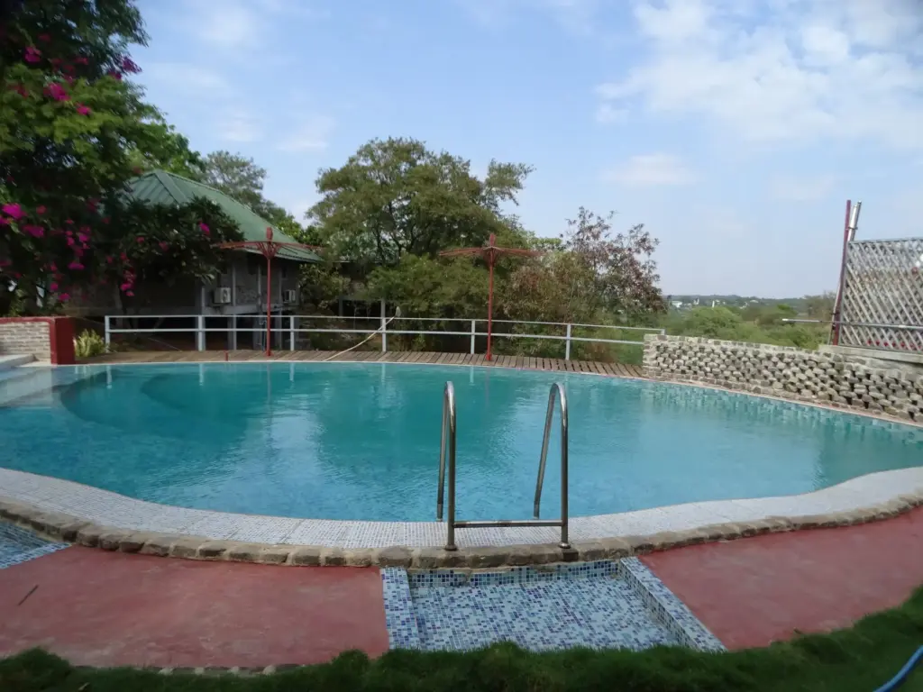 Runder Pool im Garten des Lei Thar Gone Guesthouse.
