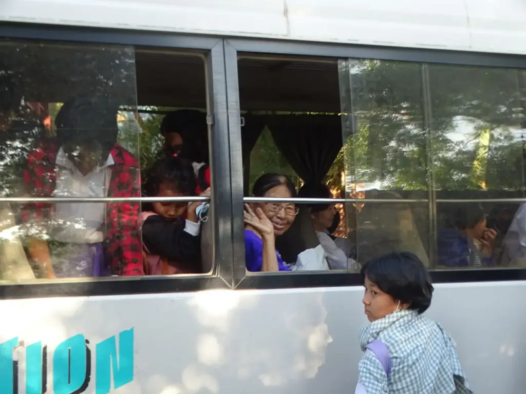 Kinder schauen aus den Fenstern des Schulbusses.
