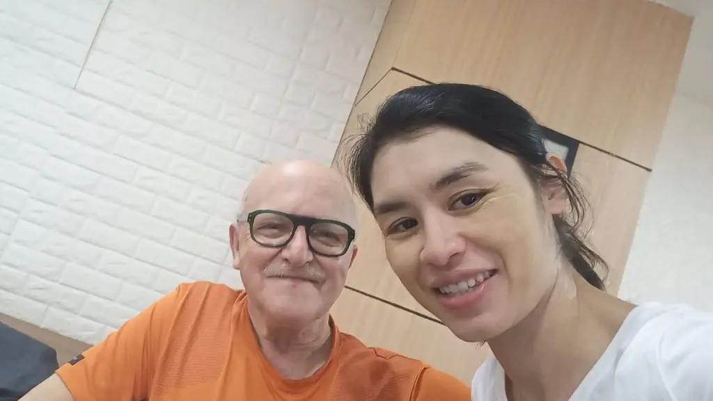 Selfie eines Besuchers mit einer Frau in der Schule.