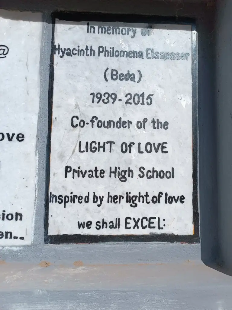 Gedenktafel für Hyacinth Philomena Elsässer (Beda), Mitgründerin der Light of Love Private High School.