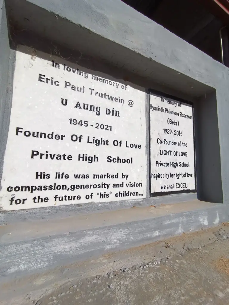 Gedenktafel für Eric Paul Trutwein, Gründer der Light of Love Private High School.