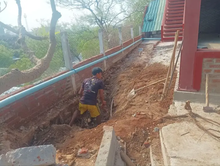 Arbeiter bei Bauarbeiten am Fundament der Halle LOLHS