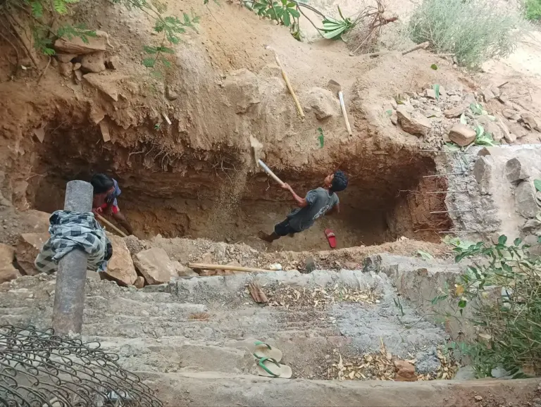 Arbeiter heben eine Baugrube für die Reparatur der Sturmschäden aus.
