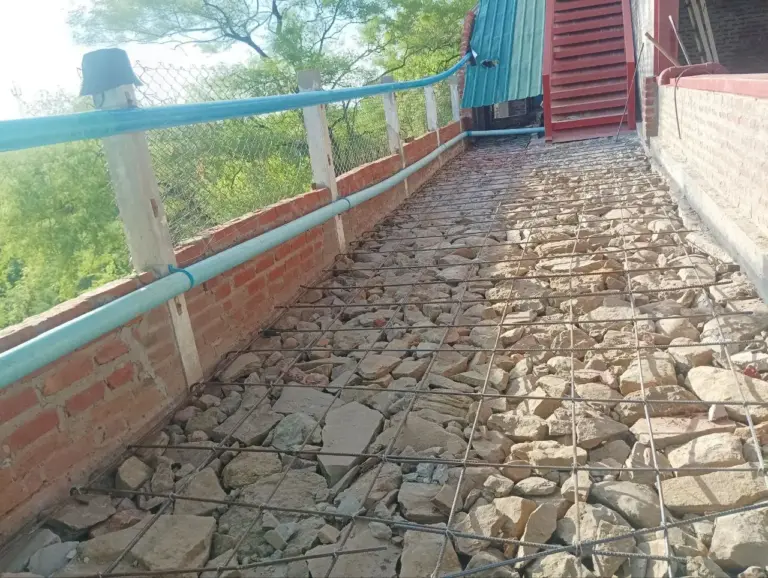 Neu gepflasterte Treppe mit Geländer auf dem Schulgelände.