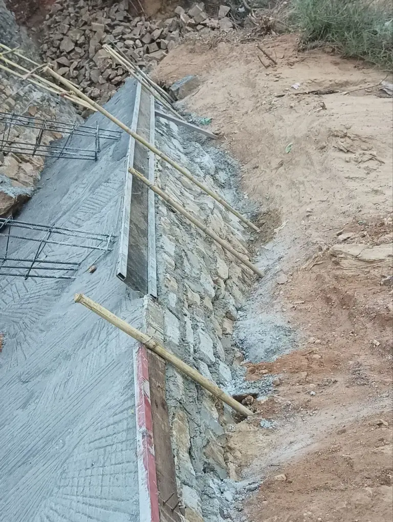Bewehrung für ein neues Betonfundament an der Stützmauer.