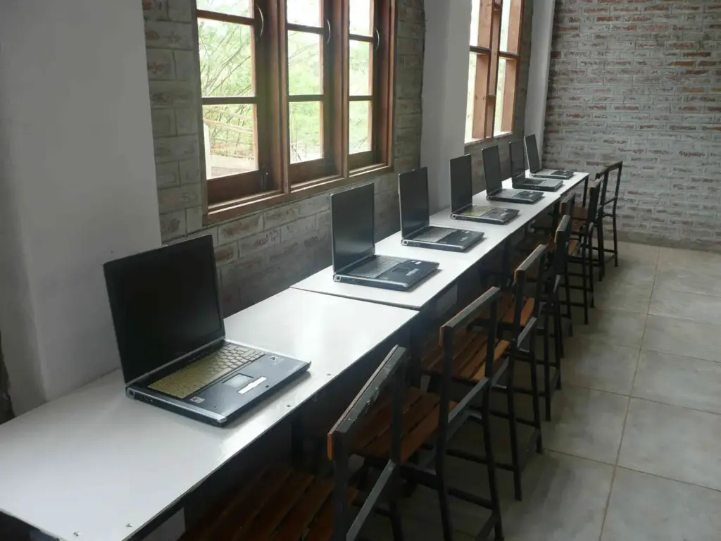 die von einer Firma gespendeten Laptops wurden aufgestellt