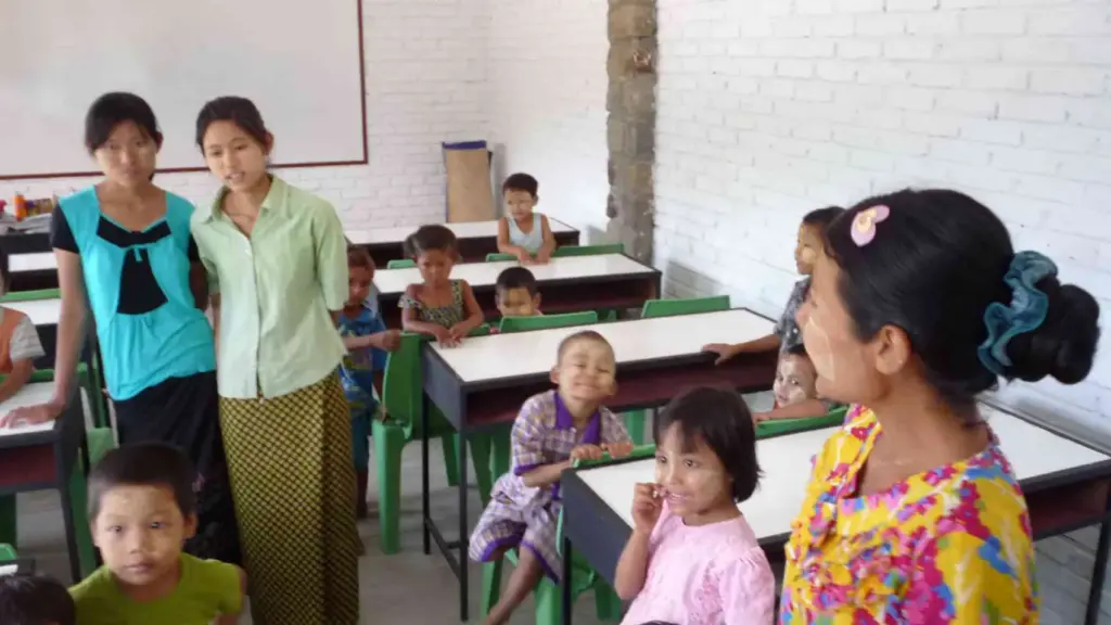 die Kinder werden von zwei Vorschul-Lehrern und einem Assistenten betreut
